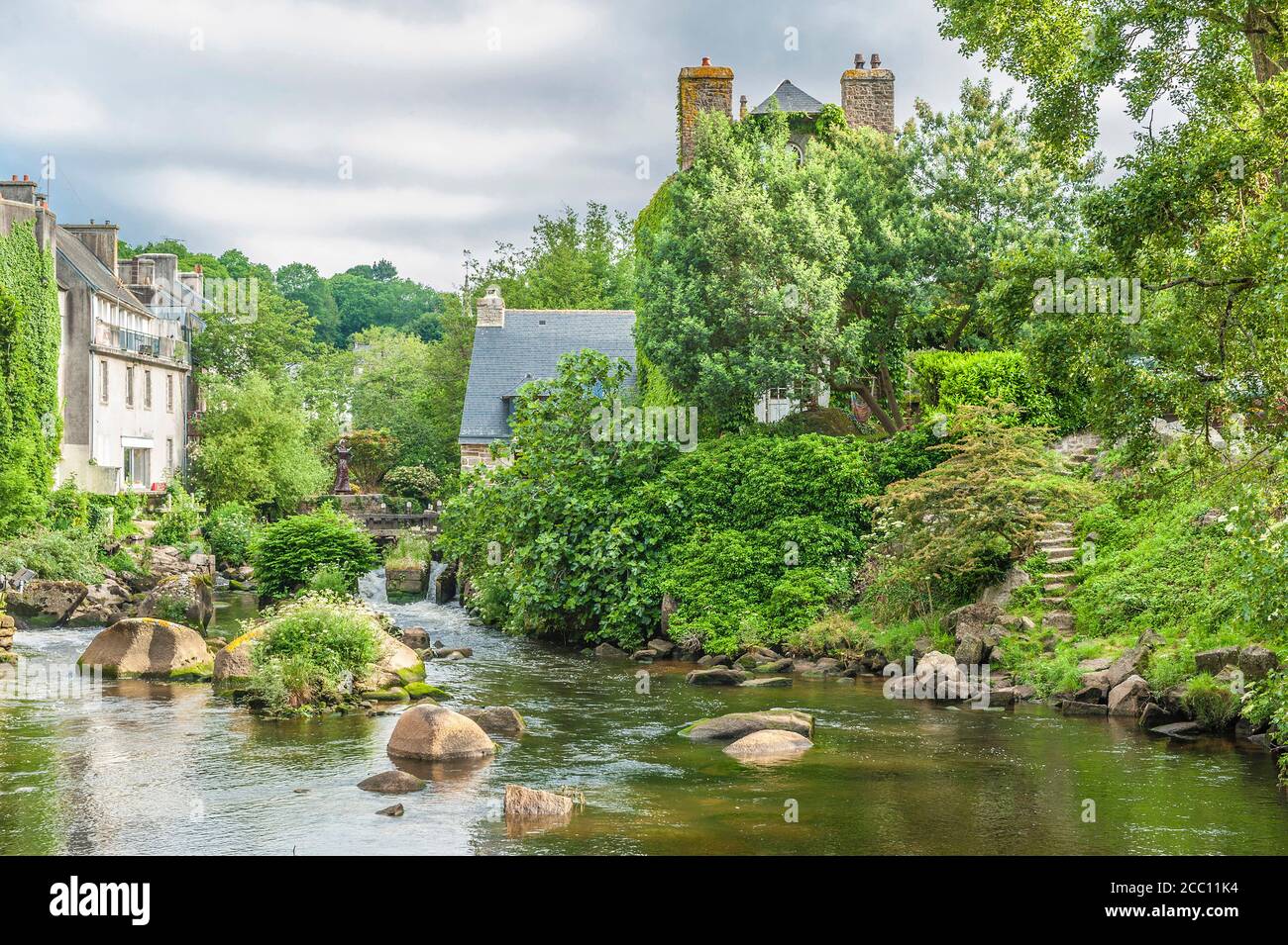 Pont-Aven, Cornouaille, 29 Finistere, Bretagne, houses on the bank of the Aven river Stock Photo