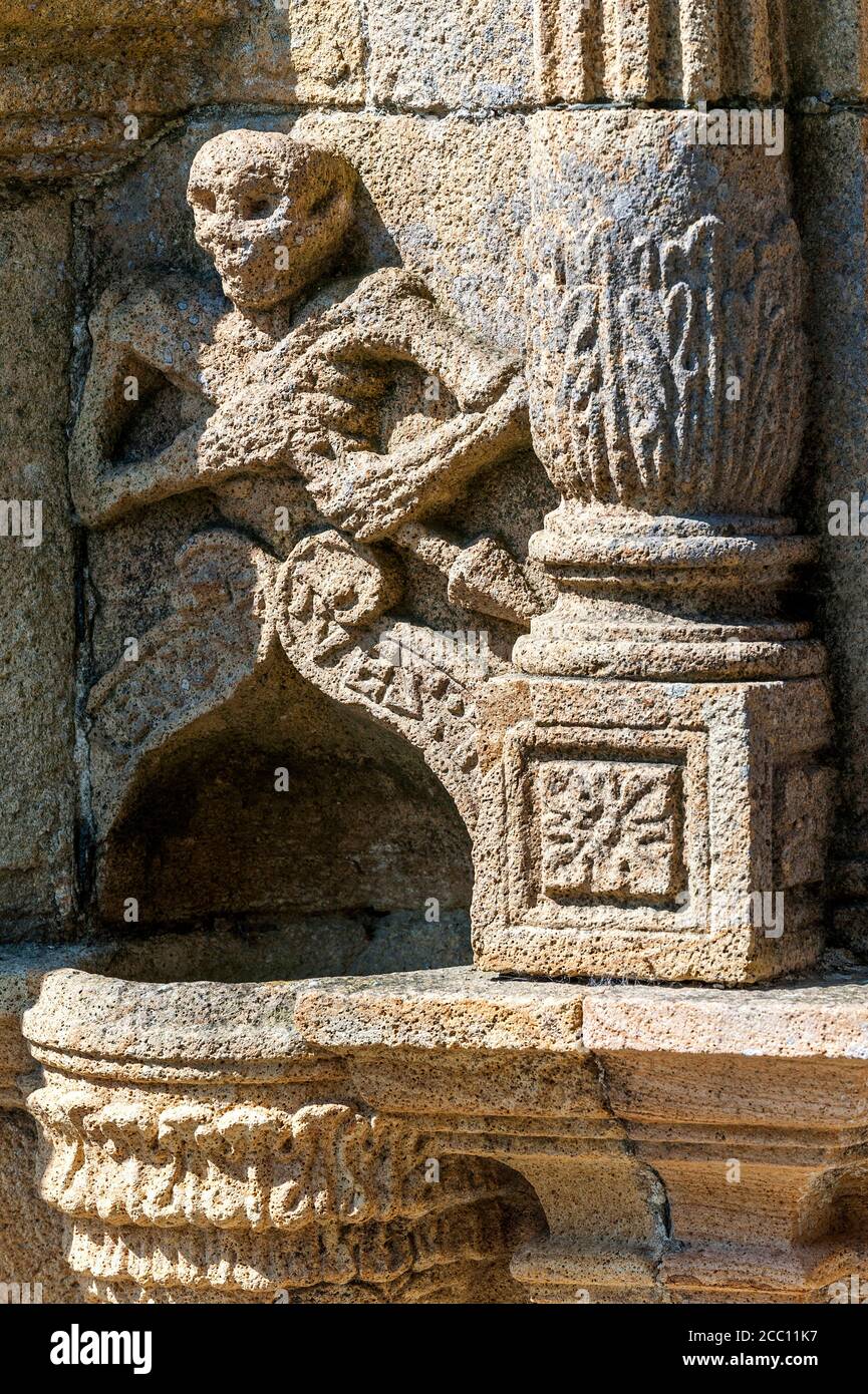 sne Akkumulerede Natur France, Bretagne, La Roche Maurice churchyard, scuplture of Ankou holding  his sting and the sentence "I kill all of you" written on top of the  ossuary Stock Photo - Alamy