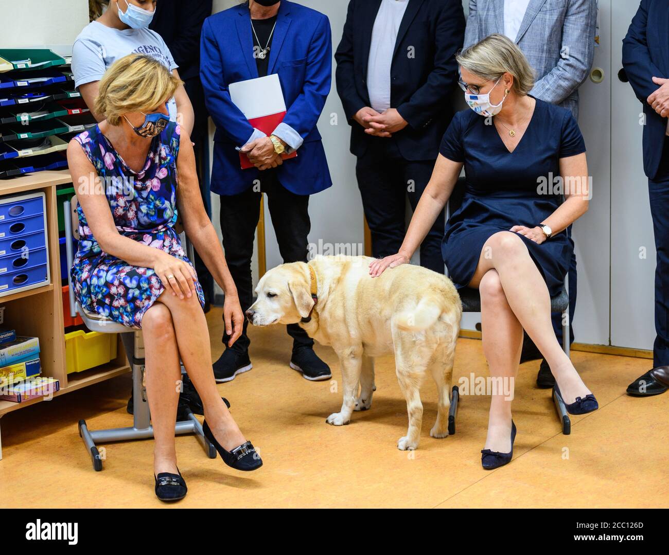 Mainz, Germany. 17th Aug, 2020. Malu Dreyer (l, SPD), Minister President of Rhineland-Palatinate, and Stefanie Hubig (SPD), Minister of Education in Rhineland-Palatinate, stroking the class dog 'Pink' during a demonstration of lessons at the start of school after the summer holidays. The Prime Minister and the Minister of Education of Rhineland-Palatinate visited the Lenneberg Primary and Secondary School plus in the district of Budenheim for the start of school. Credit: Andreas Arnold/dpa/Alamy Live News Stock Photo