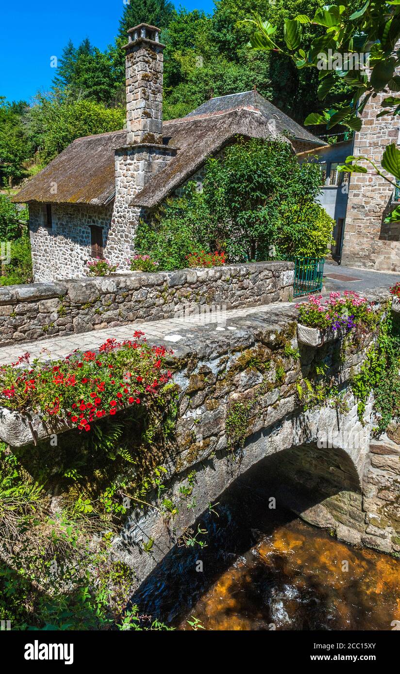 France, Limousin, Correze, Gimel-les-Cascades, Peage bridge and granite house with tatched roof Stock Photo