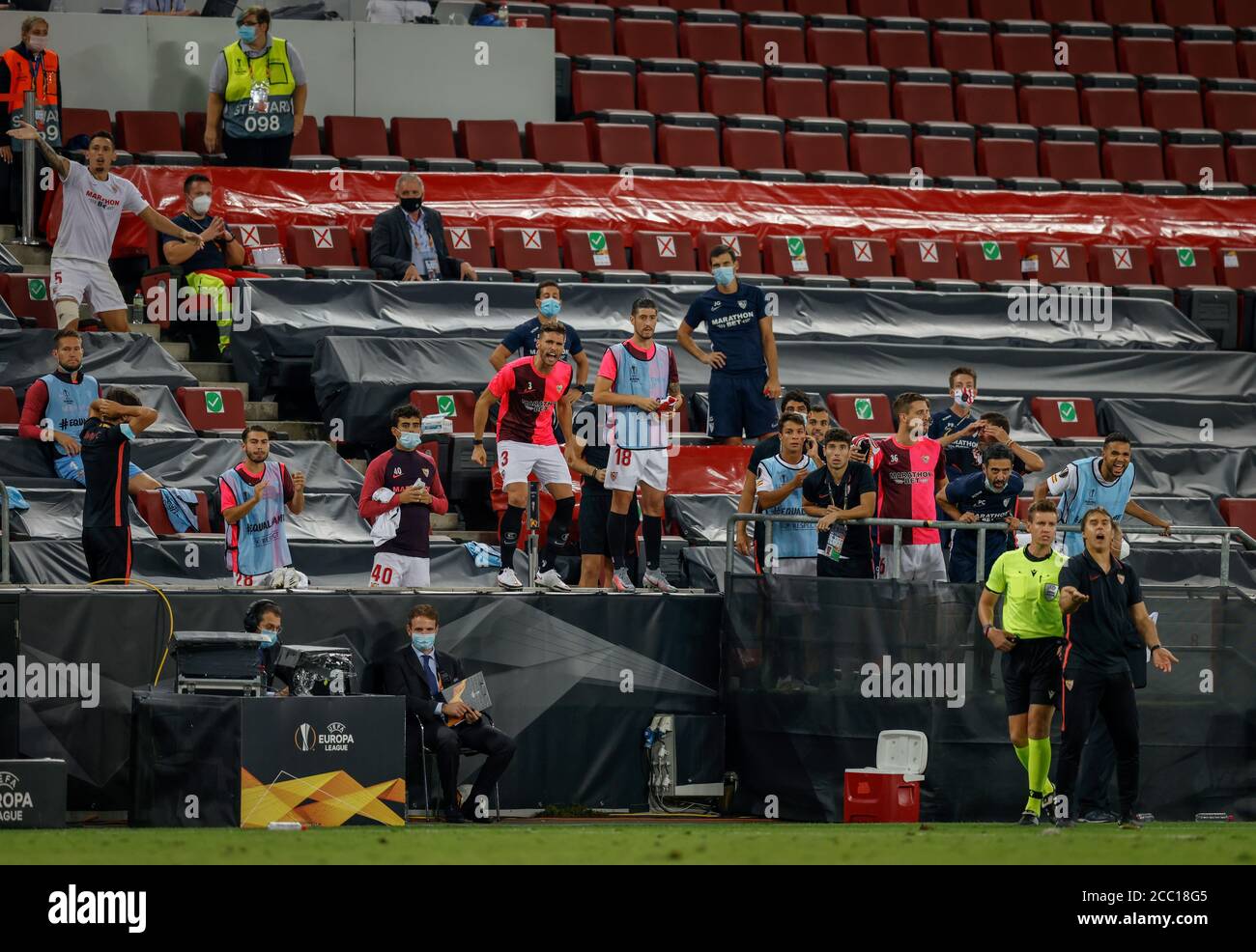 Köln, Koeln, Cologne, Germany, 16th August 2020.  Sevilla Spieler fiebern dem Ende entgegen  in the semifinal UEFA Europa League match final tournamen Stock Photo