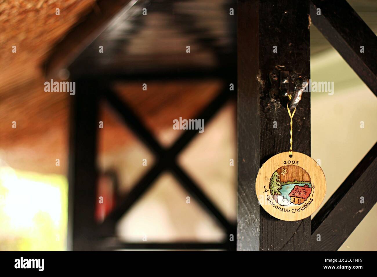 small round wooden decoration hanging on the door frame of a thatched cottage, typical Irish traditional house decoration with a blessing Stock Photo
