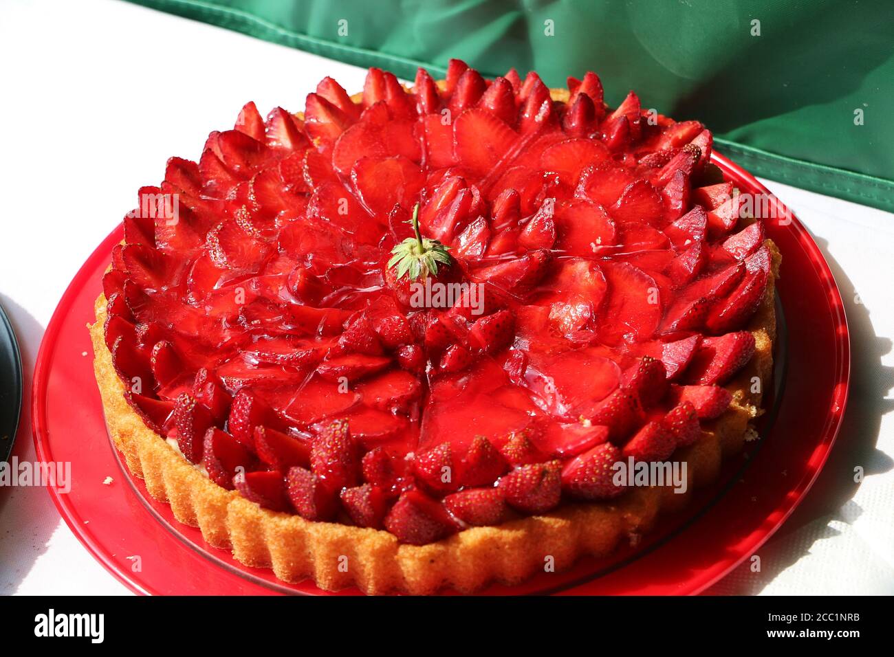 Strawberry cakes cream hi-res stock photography and images - Alamy