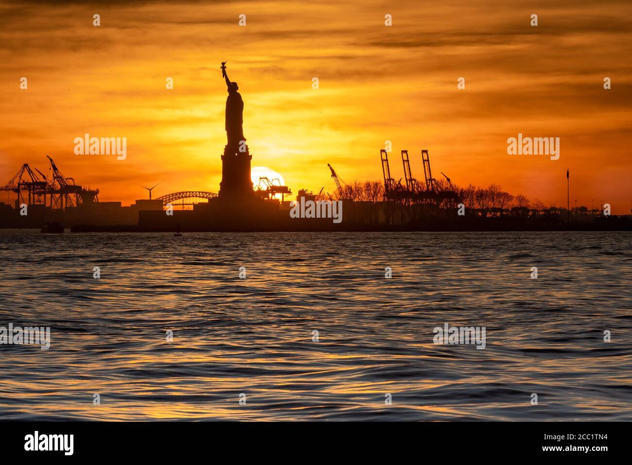 New york city skyline behind statue of liberty hi-res stock photography ...