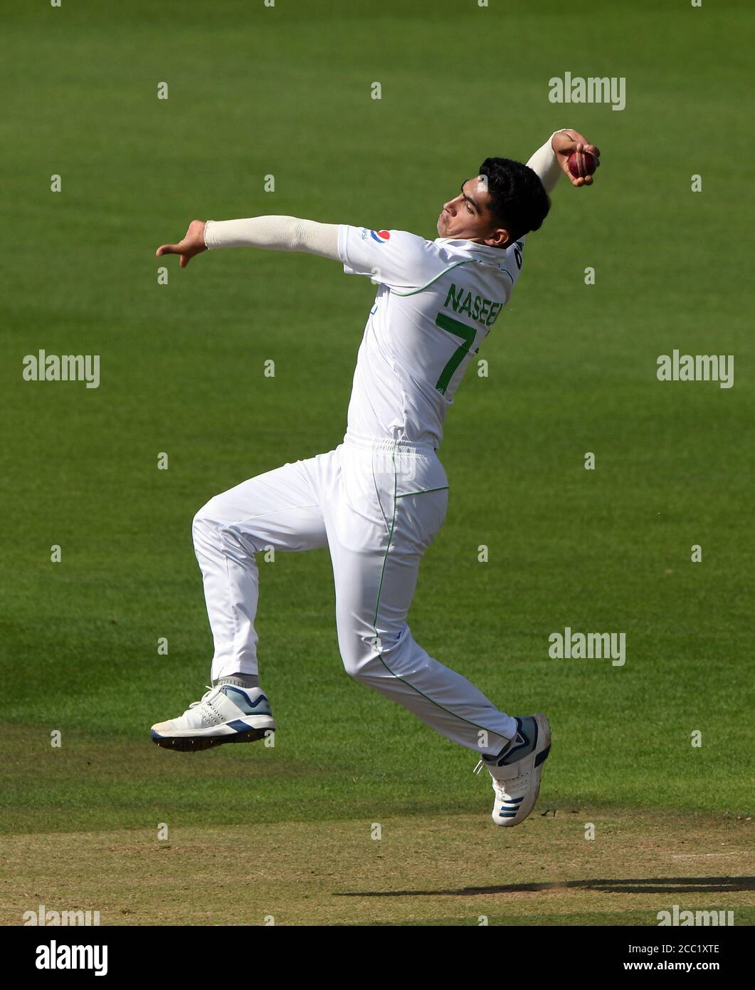 Pakistan's Naseem Shah bowling during day five of the Second Test match at  the Ageas Bowl, Southampton Stock Photo - Alamy