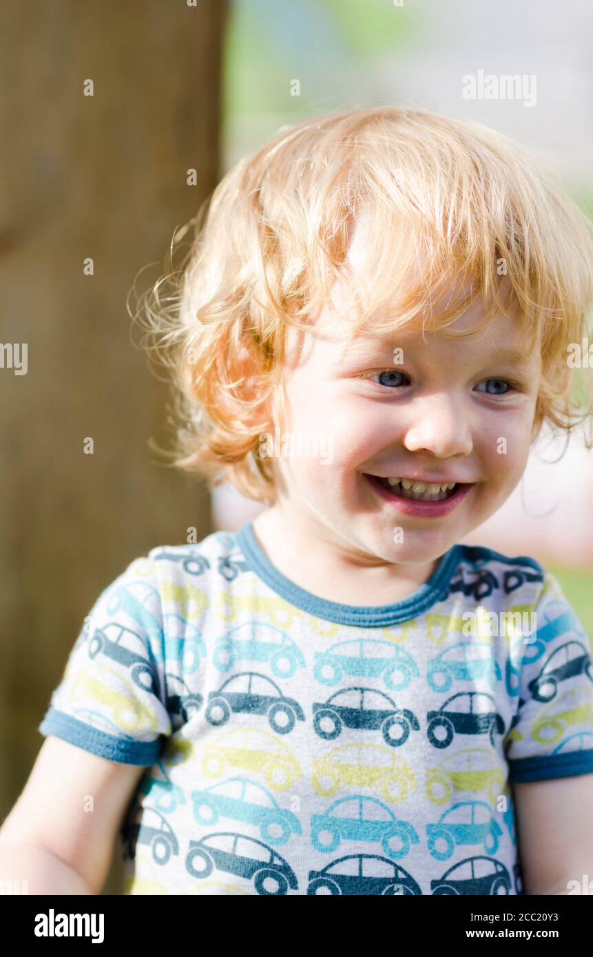 Boy head and shoulders smiling hi-res stock photography and images - Alamy