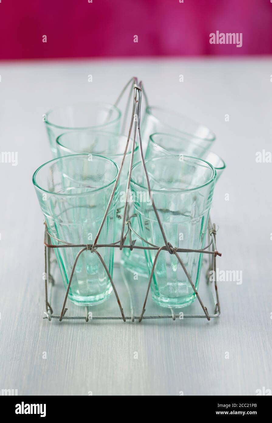 Empty wire rack hi-res stock photography and images - Alamy