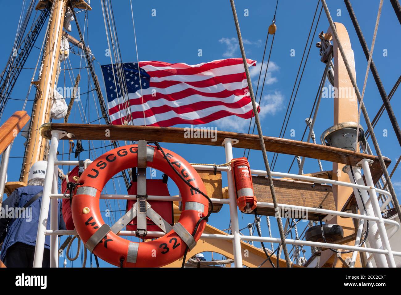 Mast und Takelage des Segelschulschiffes 'Eagle' der amerikanischen Coast Guard mit wehender Nationalflagge Stock Photo