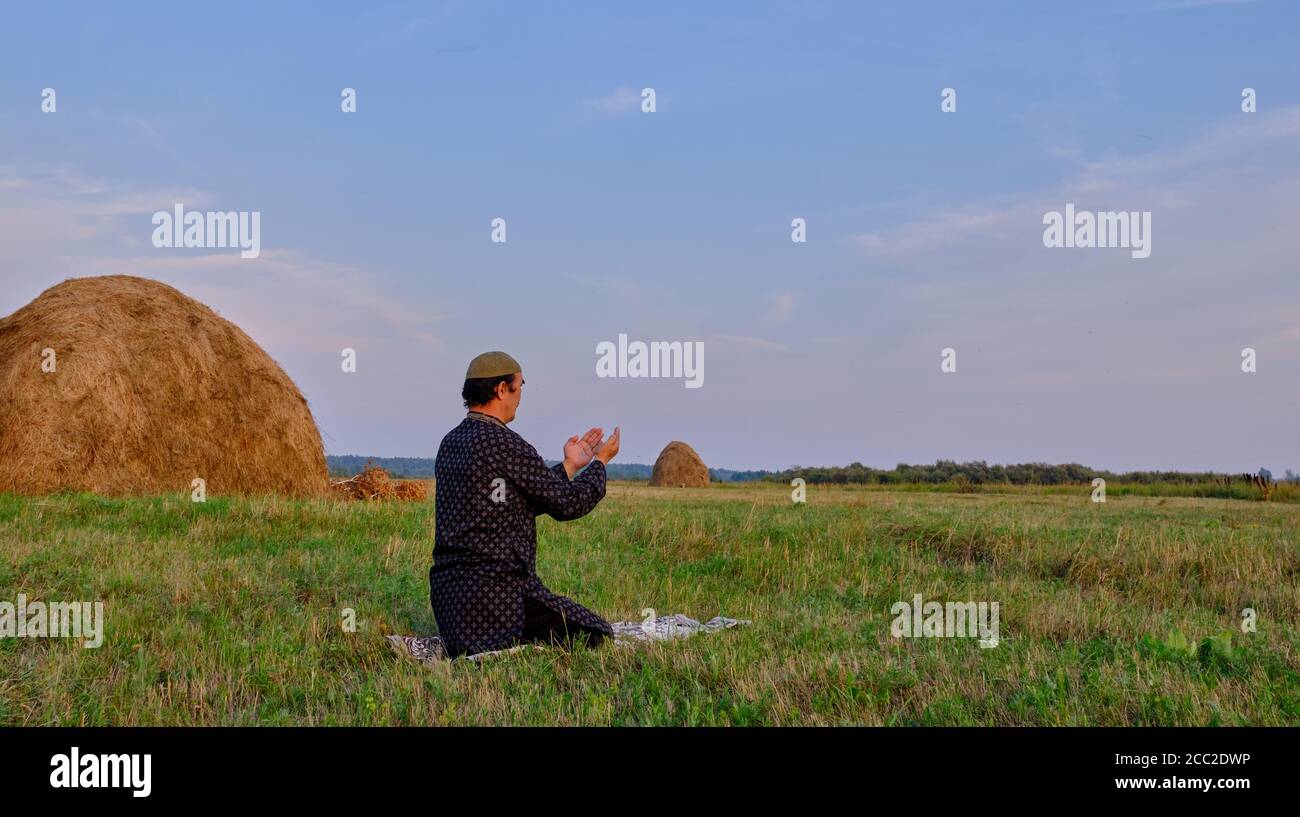 Man in traditional clothes prays hi-res stock photography and images ...