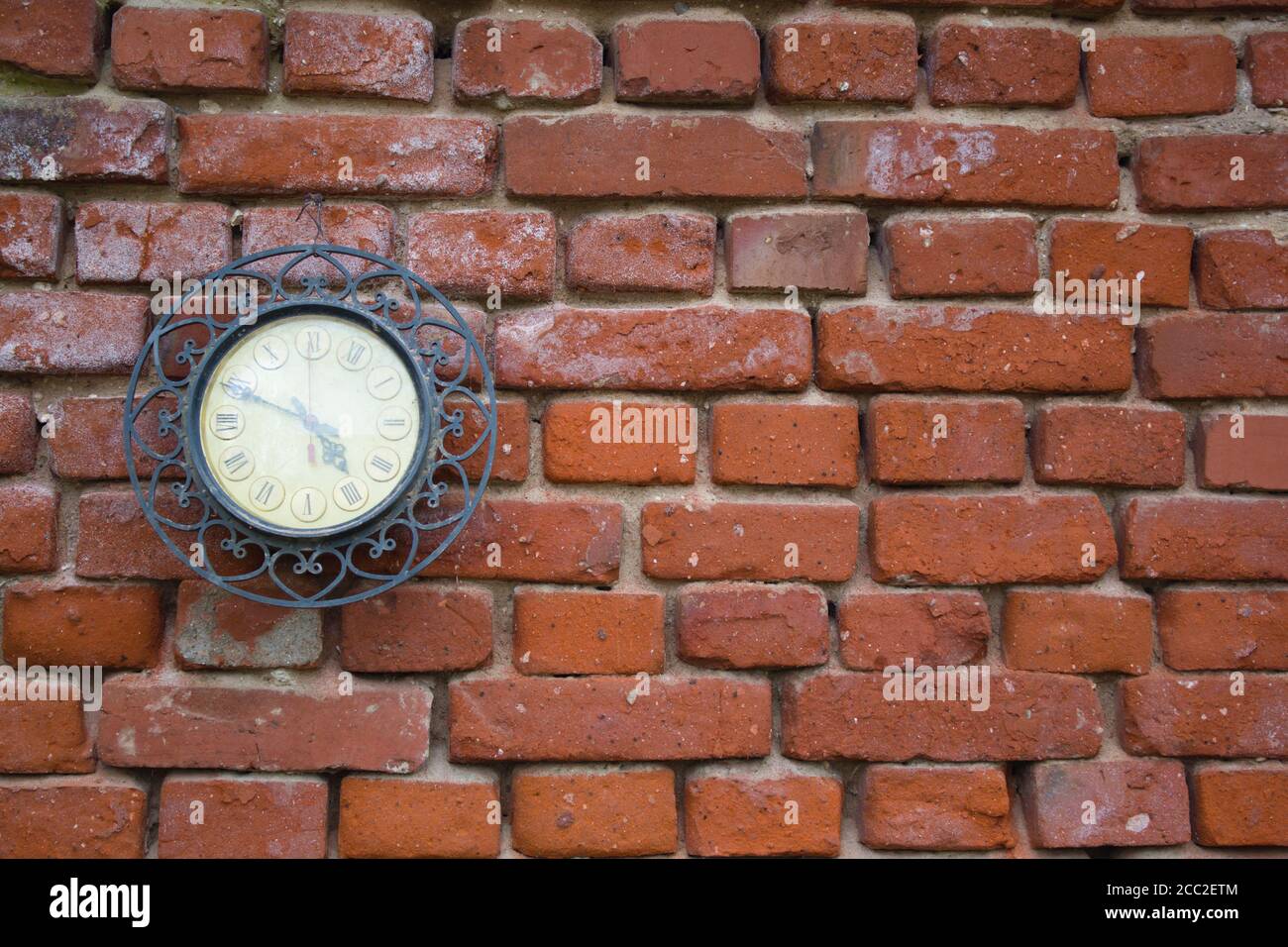 Classic wall clock hi-res stock photography and images - Alamy