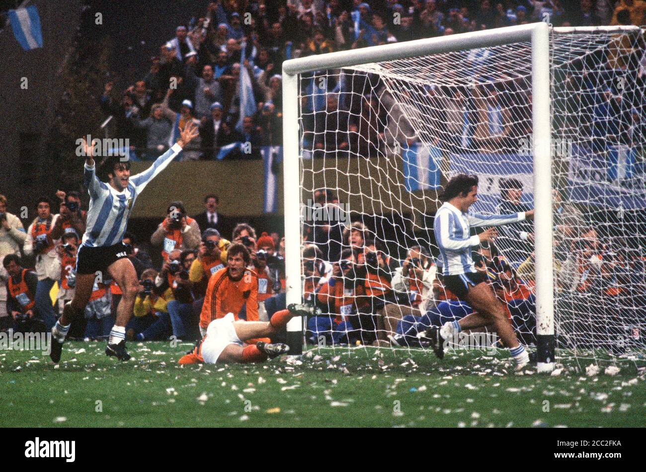 Mario Kempes scores his second goal of the final game of Argentina 1978 World Cup against the Netherlands, while Daniel Bertoni celebrates Stock Photo