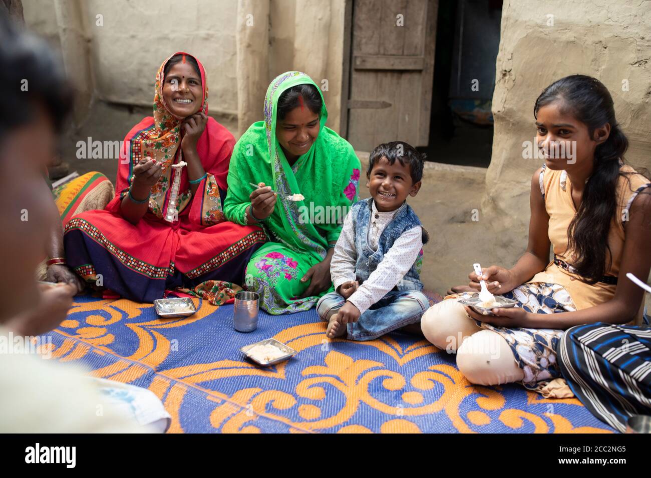 Traditional indian family eating hi-res stock photography and images ...