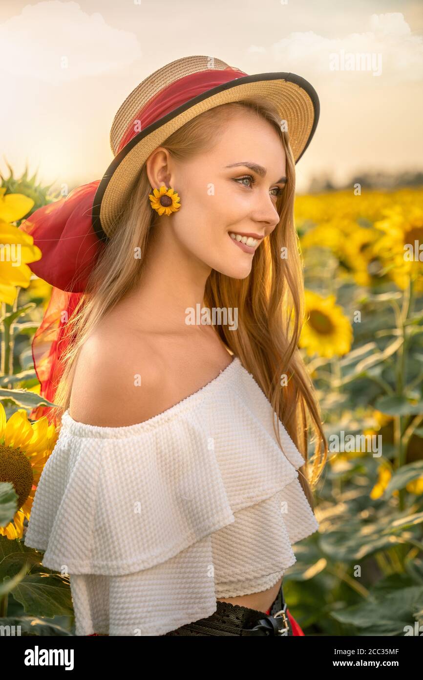 Beautiful happy girl smiling in sunflower field Stock Photo - Alamy