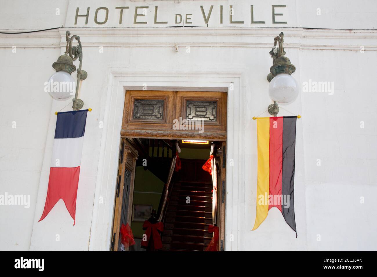 hotel de ville means in french city hall with french and german flag