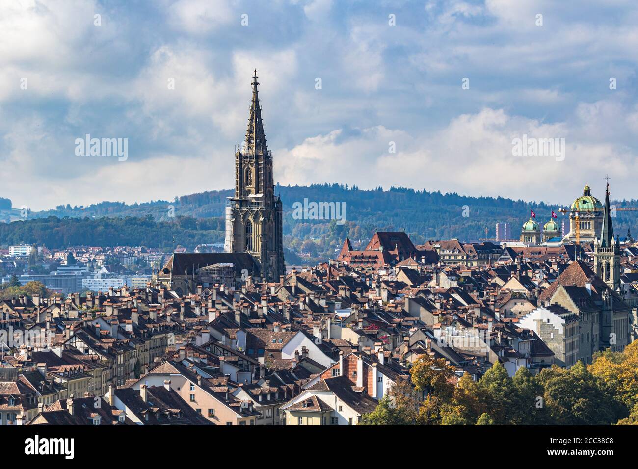 Stunning aerial view of Bern old town with Bern Minster (Münster) cathedral and Swiss Federal Palace (Bundeshaus), from Rosengarten on sunny autumn da Stock Photo