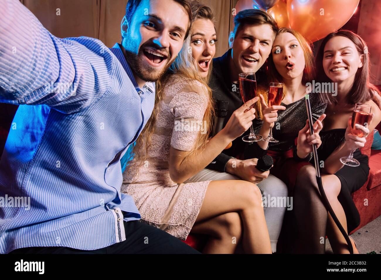 Karaoke singers hi-res stock photography and images - Alamy
