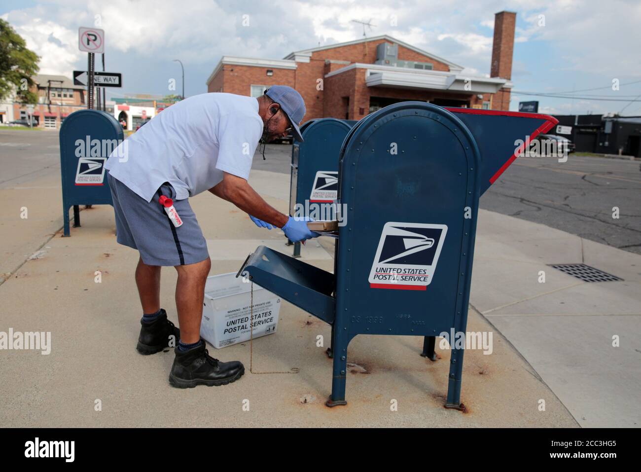 Postal drop off hi-res stock photography and images - Alamy
