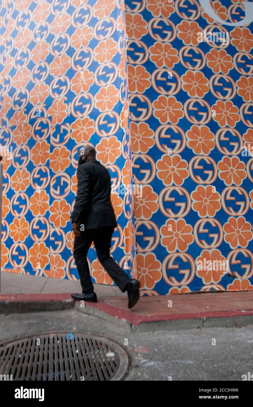 infrastruktur scaring peddling This Gucci store in downtown San Francisco, CA, USA is under construction,  but its wall pattern is beautiful Stock Photo - Alamy