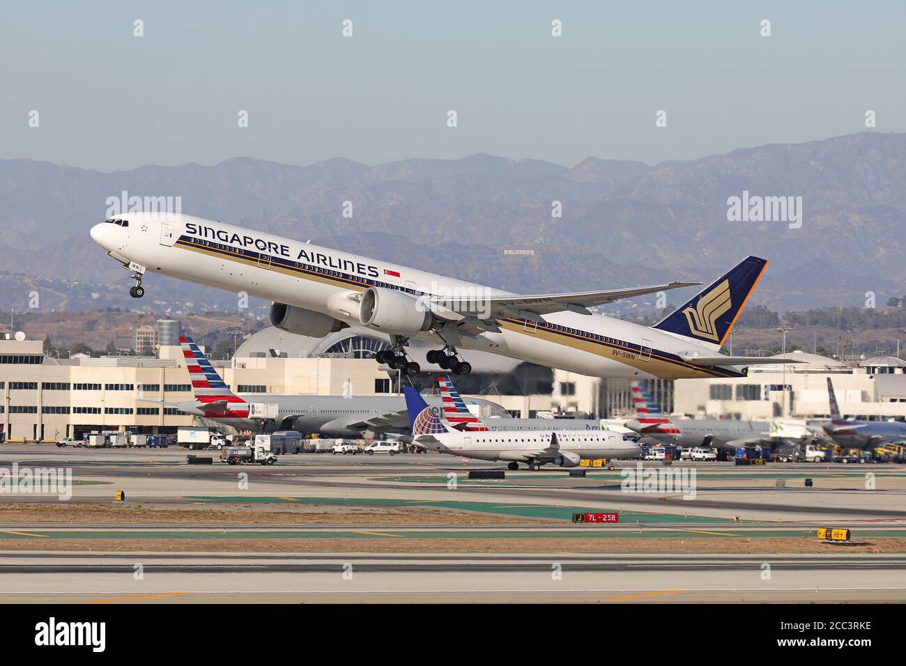 Singapore Airlines Boeing 777 departs LAX Stock Photo