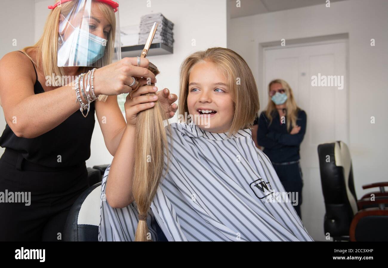 Мама бритая видео. Маленький Рапунцель мальчик который впервые подстригся только в 9 лет. Ребенку в школе обстригли волосы. Люди которые обстригли волосы. Девочки отстригают волосы.