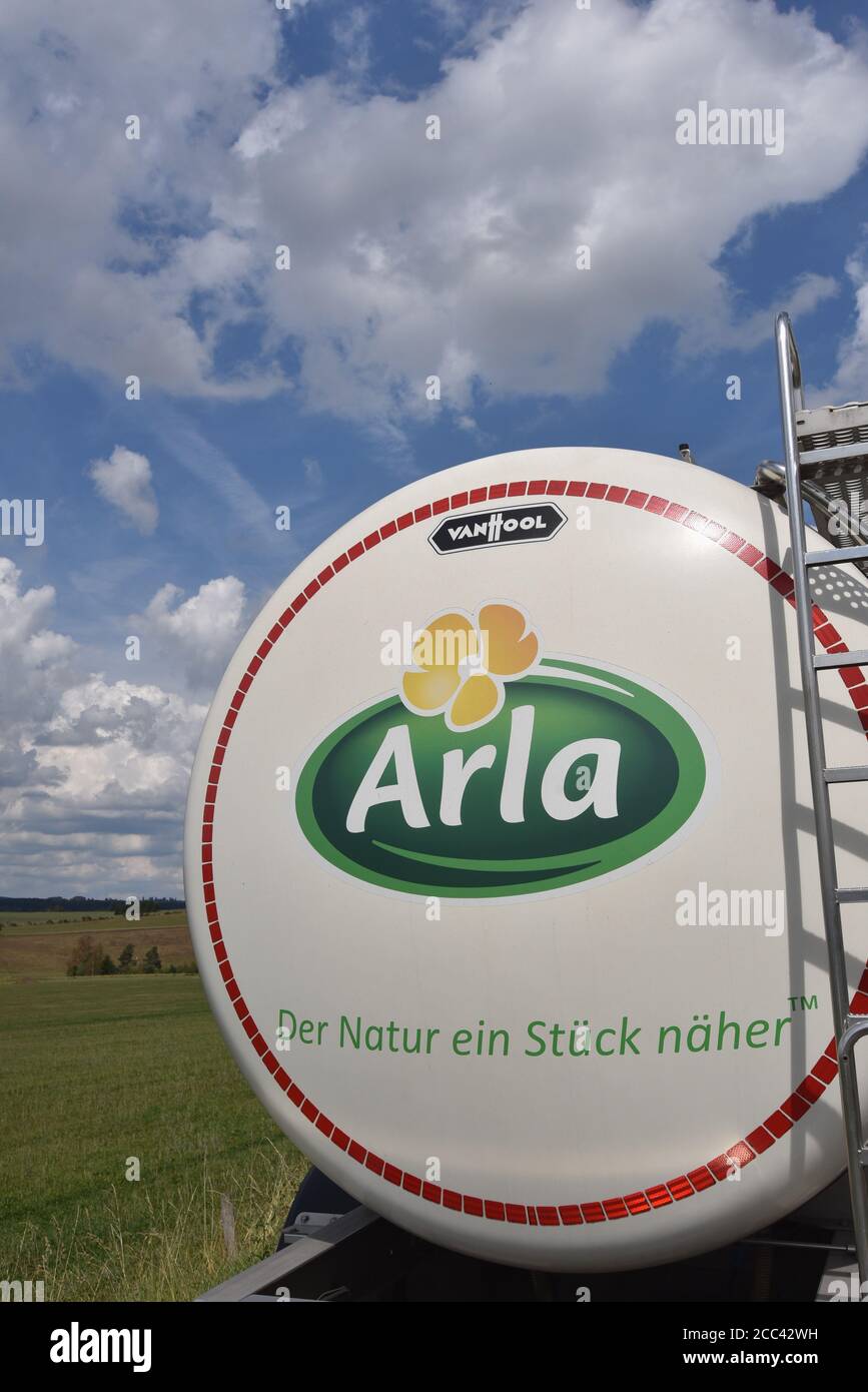 Græsse strubehoved Windswept 16 August 2020, Belgium, Sankt Vith: A milk transporter from the ARLA dairy  with the advertisement "A little closer to nature" is parked by the  roadside next to a field. Photo: Horst