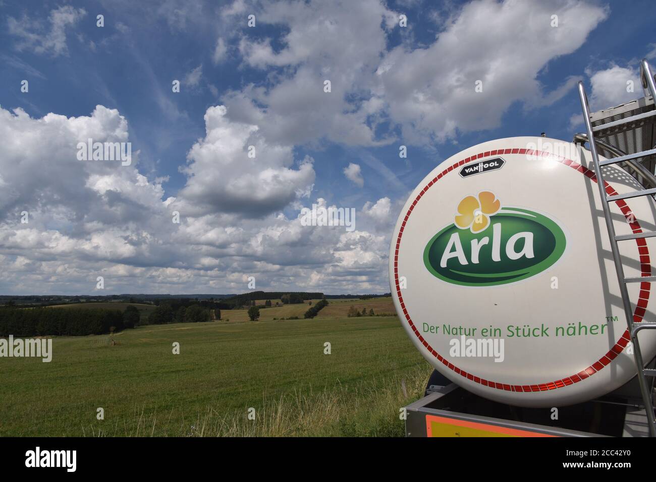 Græsse strubehoved Windswept 16 August 2020, Belgium, Sankt Vith: A milk transporter from the ARLA dairy  with the advertisement "A little closer to nature" is parked by the  roadside next to a field. Photo: Horst