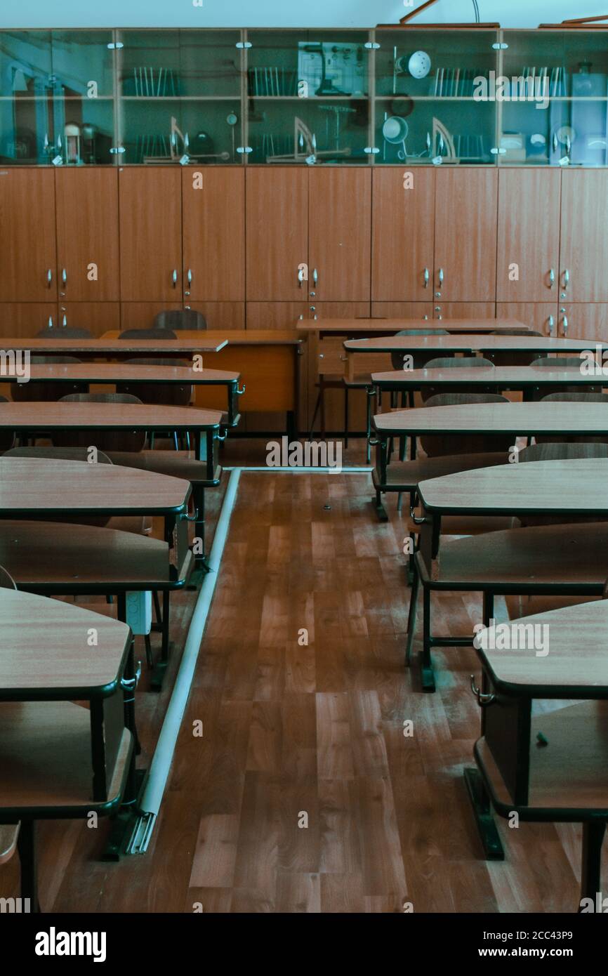Row of empty school desks hi-res stock photography and images - Alamy