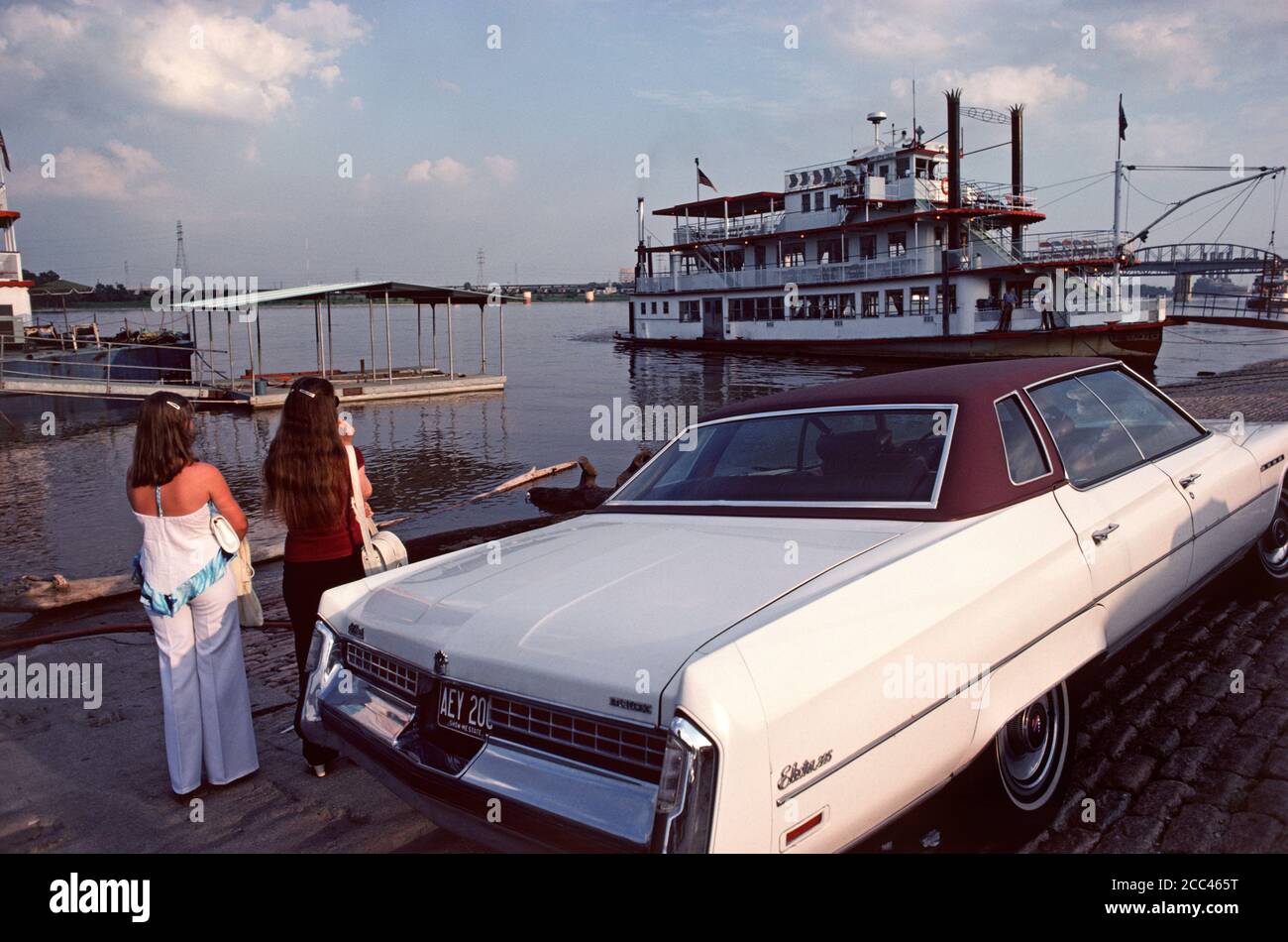 ST LOUIS WITH STEAMBOAT ON THE MISSISSIPPI RIVER,  MISSOURI, USA, 1979 Stock Photo