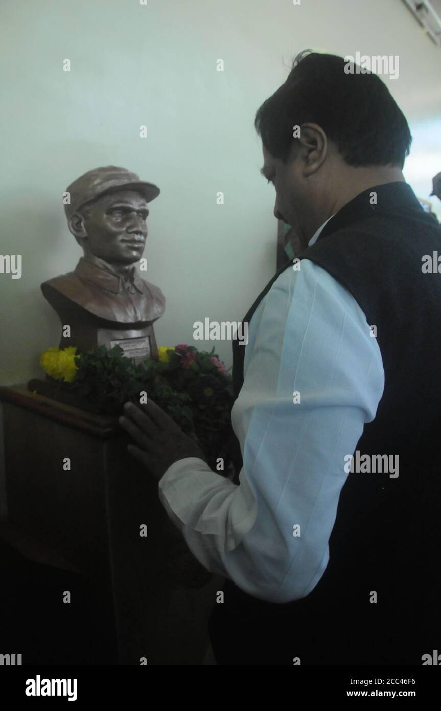 New Delhi, India. 1st Jan, 2012. File photo shows an official presenting a bouquet to the statue of Dwarkanath Kotnis in the memorial museum of Dwarkanath Kotnis in Solapur, India, Jan. 1, 2012. TO GO WITH 'Spotlight: How one Indian doctor and his followers cement friendship with China' Credit: Liu Yanan/Xinhua/Alamy Live News Stock Photo