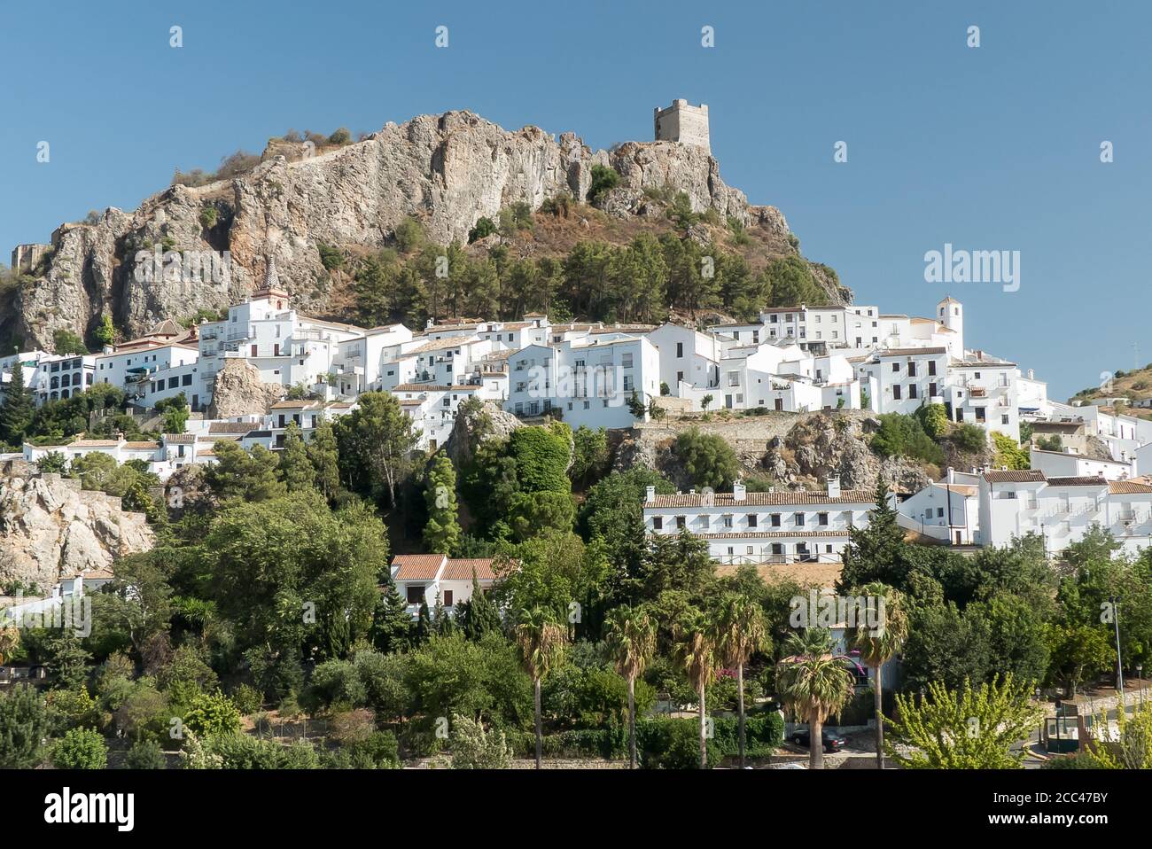 Andalucia in Spain: the pretty pueblo blanco of Zahara de la Sierra, and the Torre del Homenaje (Tower of Tribute) Stock Photo