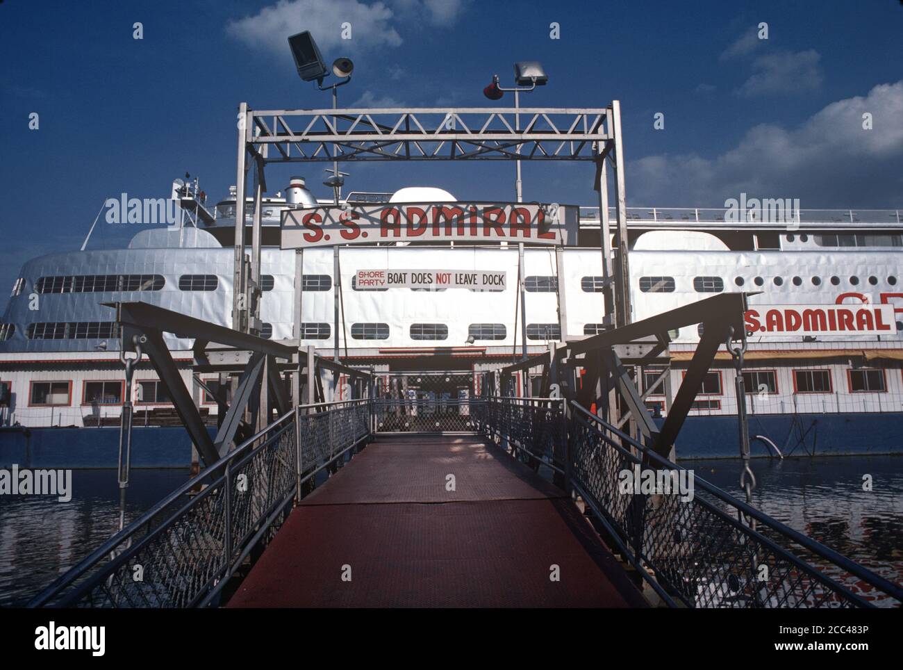 SS ADMIRAL STEAMBOAT ON THE MISSISSIPPI RIVER, ST LOUIS, MISSOURI, USA, 70s Stock Photo