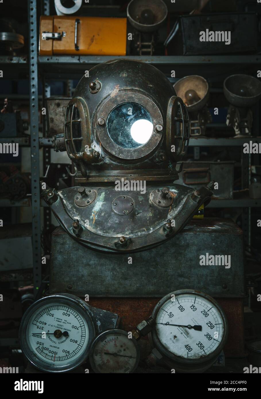 Deep sea diving helmet hi-res stock photography and images - Alamy