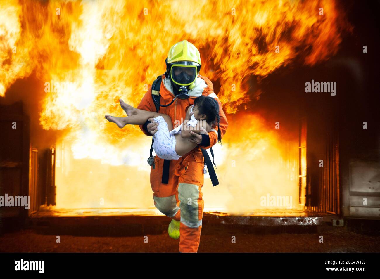 She a firefighter. Пожарный. Девушка пожарная американская. Девушка пожарник. Девушки в пожарной форме.