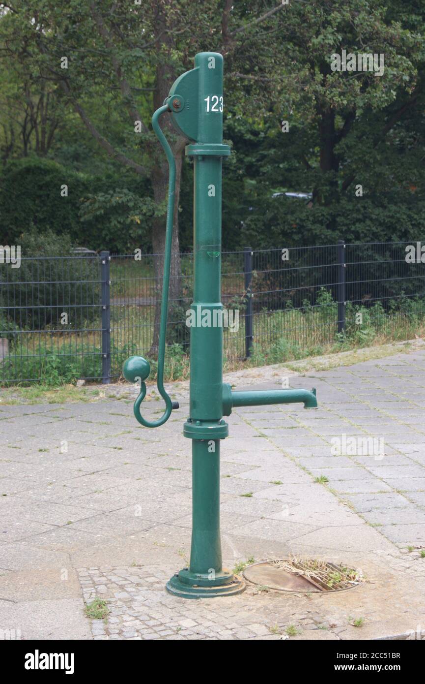 Wasserpumpe am Straßenrand in der Seecktstraße in Berlin-Spandau Stock Photo