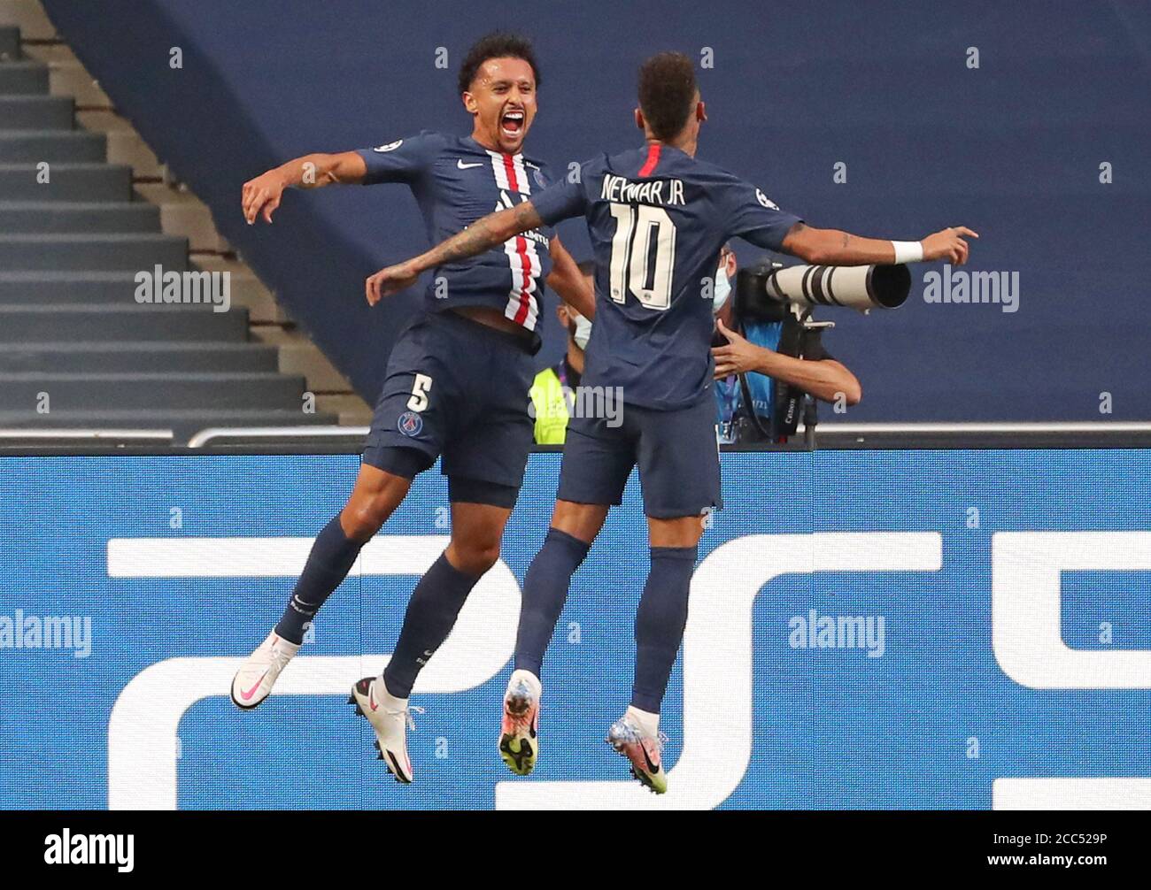 Lisbon, Lissabon, Portugal, 18th August 2020. Tor für Paris, Torjubel nach  dem Treffer zum 0:1 durch Torschütze Marcos Roas Correa Marquinhos (li., 5,  Paris) mit Neymar (10, Paris). , in the semifinal