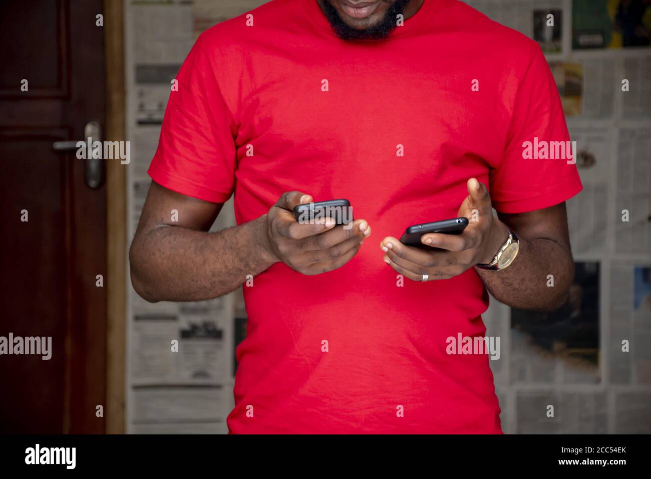Hands holding cell phones hi-res stock photography and images - Alamy