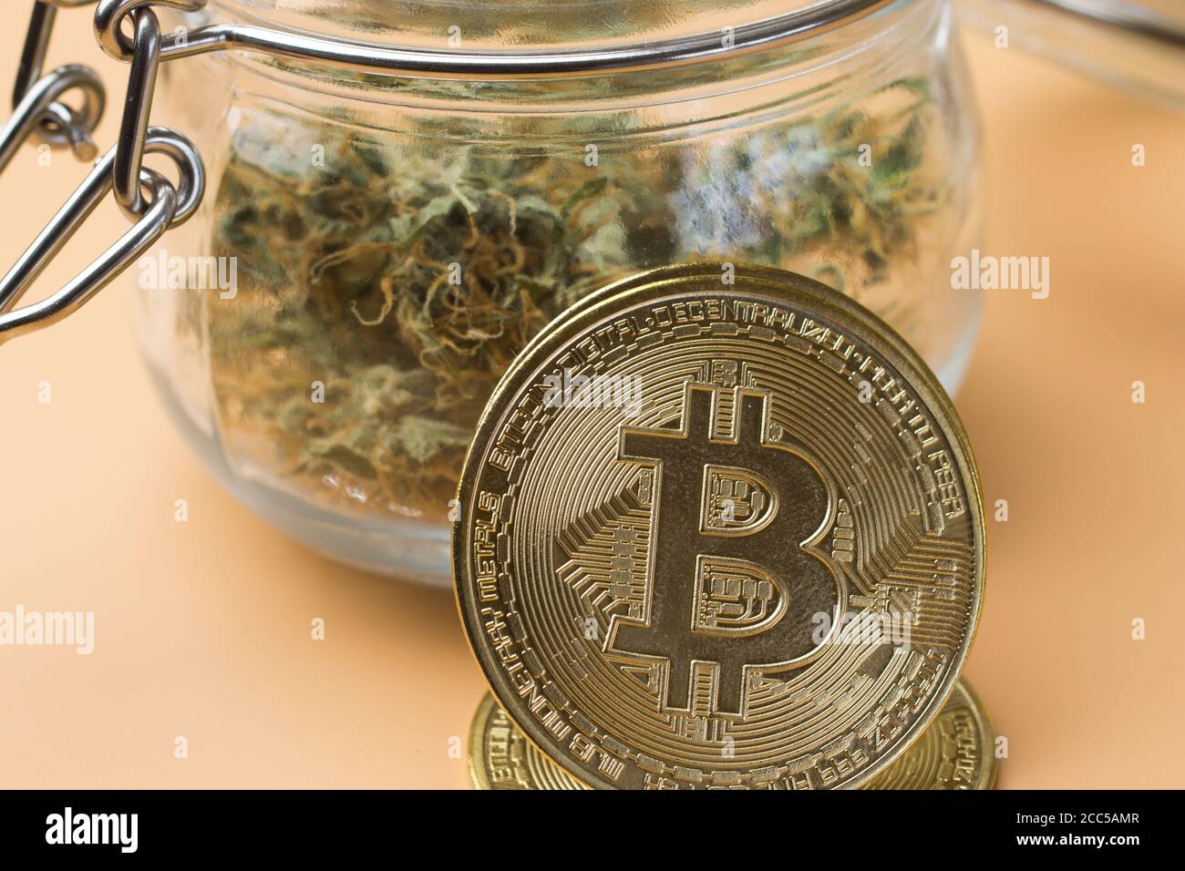 Dark web bitcoin hi-res stock photography and images - Alamy