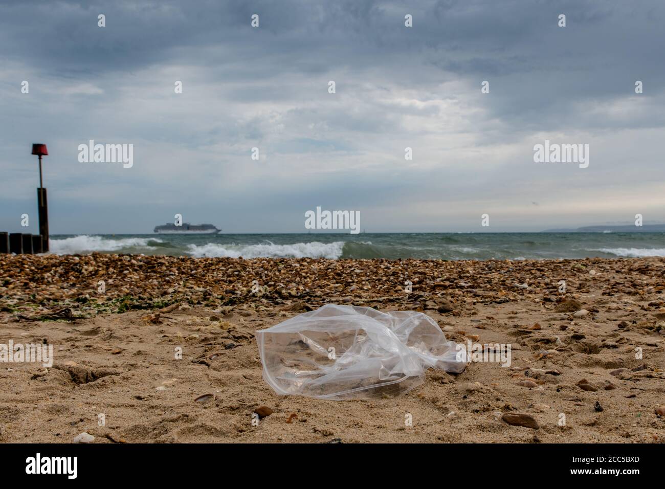 https://c8.alamy.com/comp/2CC5BXD/plastic-pollution-plastic-waste-left-by-tourists-on-the-beach-bournemouth-uk-2CC5BXD.jpg