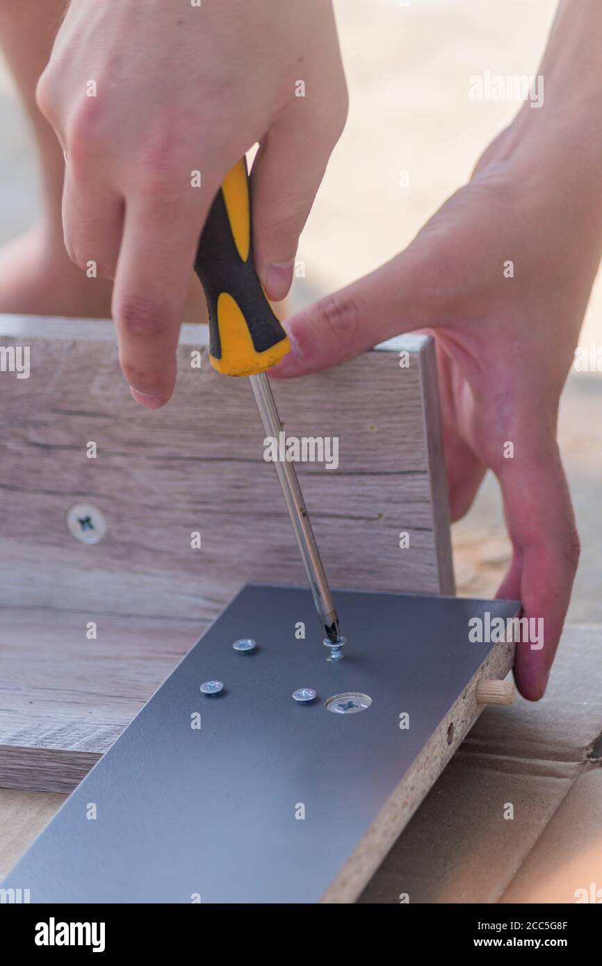 furniture assembling Carpentry screws for a knock down wooden table