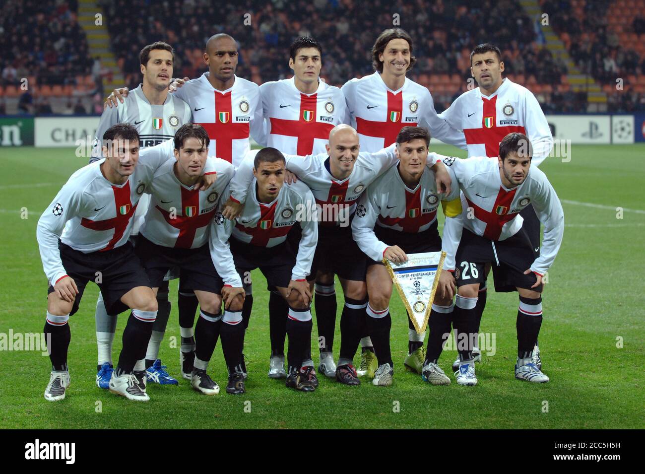 Milan Italy, 27 November 2007," G.Meazza" Stadium, UEFA Champions League  2007/2008 ,FC Inter - SK Fenerbahce : The Inter players before the match  Stock Photo - Alamy