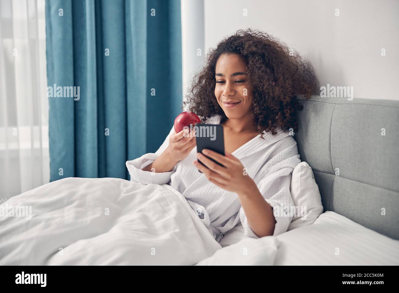 Happy cute woman reading a text message Stock Photo - Alamy