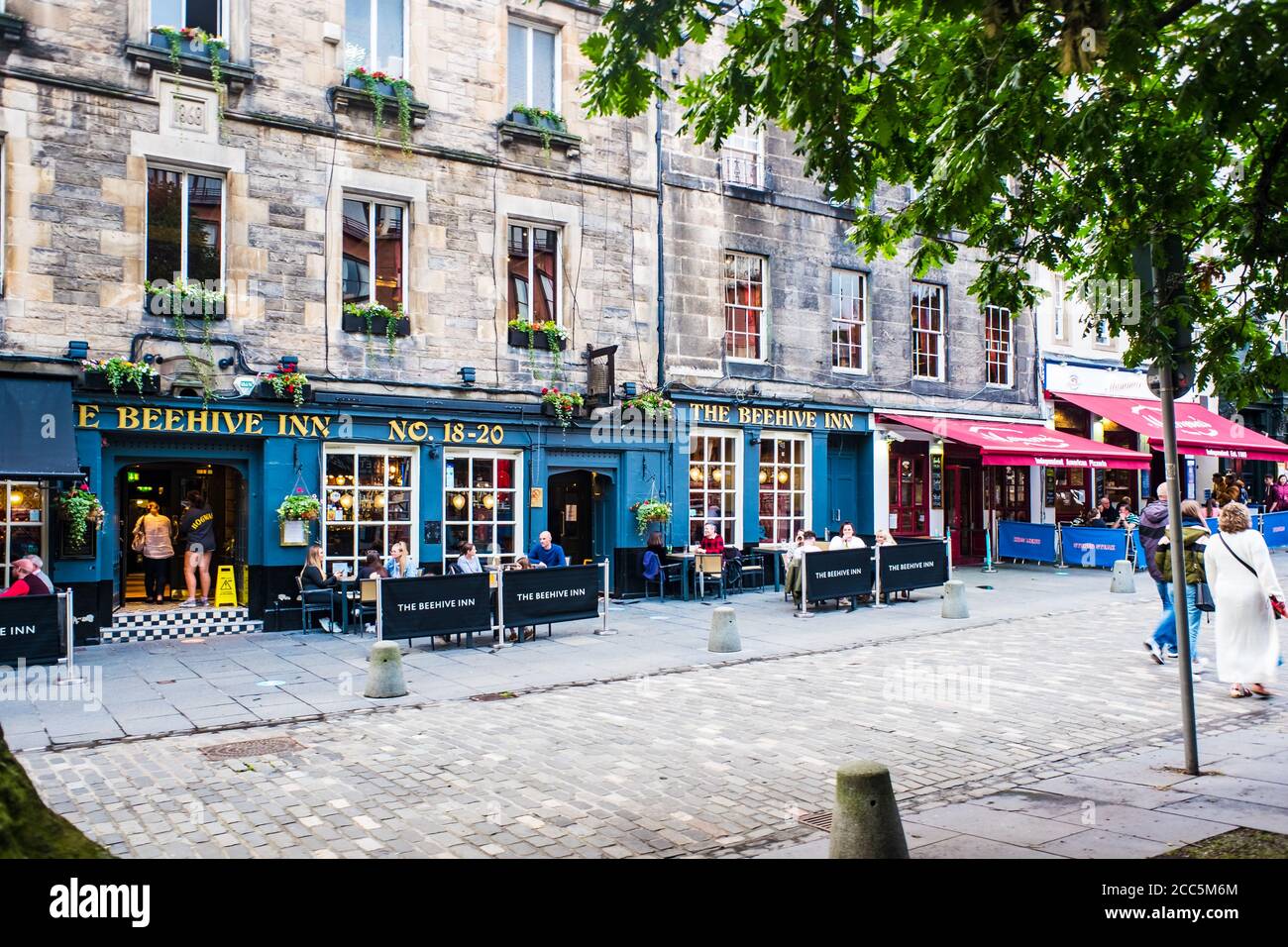 Edinburgh Scotland 6th Aug 2020 the Beehive Inn at Grassmarket in the old town. Former place of public execution. People sitting and drinking outside Stock Photo