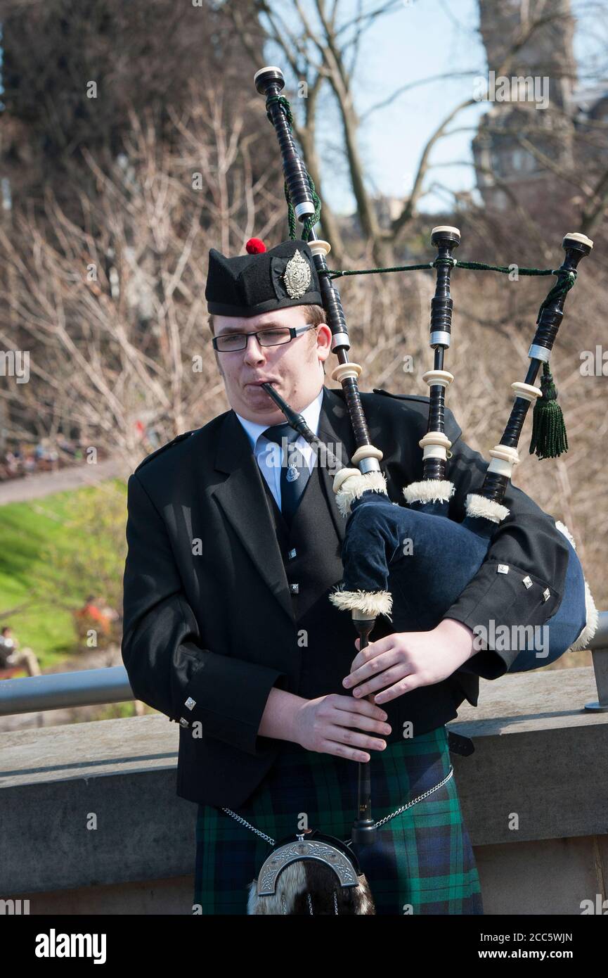 Scotsman playing bagpipes hires stock photography and images Alamy