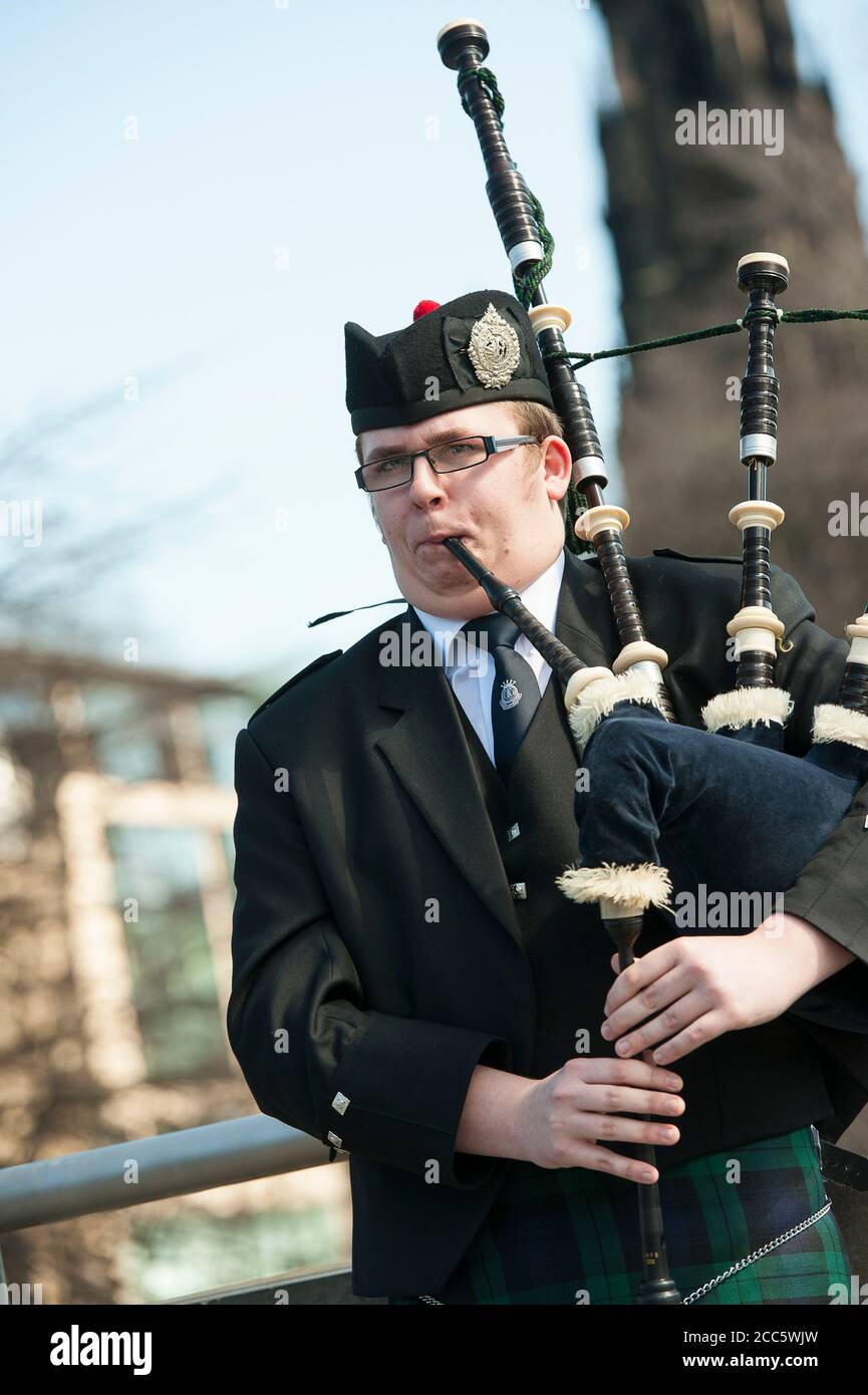 Man playing bagpipes scotland hires stock photography and images Alamy