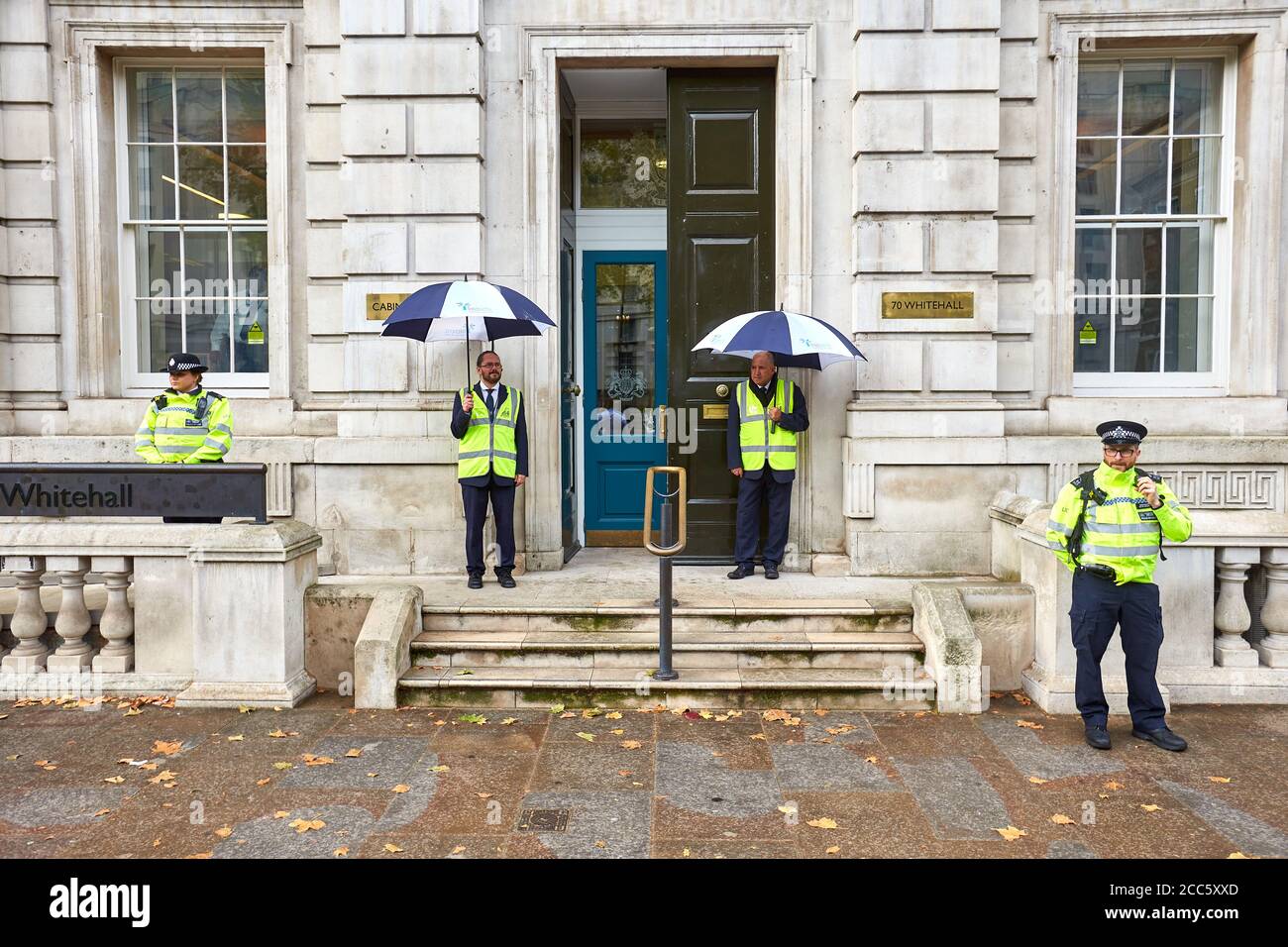 Two Interserve security guards outside the Cabinet Office on Whitehall, London Stock Photo
