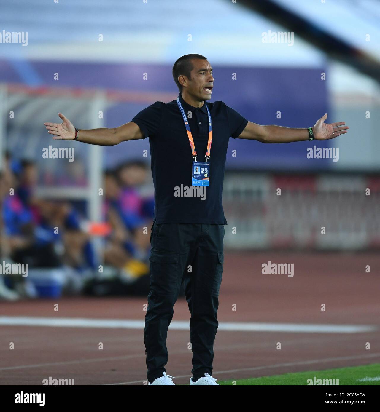 (200819) -- DALIAN, Aug. 19, 2020 (Xinhua) -- Giovanni van Bronckhorst, head coach of Guangzhou R&F, gestures during the 6th round match between Shanghai Greenland Shenhua and Guangzhou R&F at the postponed 2020 season Chinese Football Association Super League (CSL) Dalian Division in Dalian, northeast China's Liaoning Province, Aug. 19, 2020. (Xinhua/Long Lei) Stock Photo
