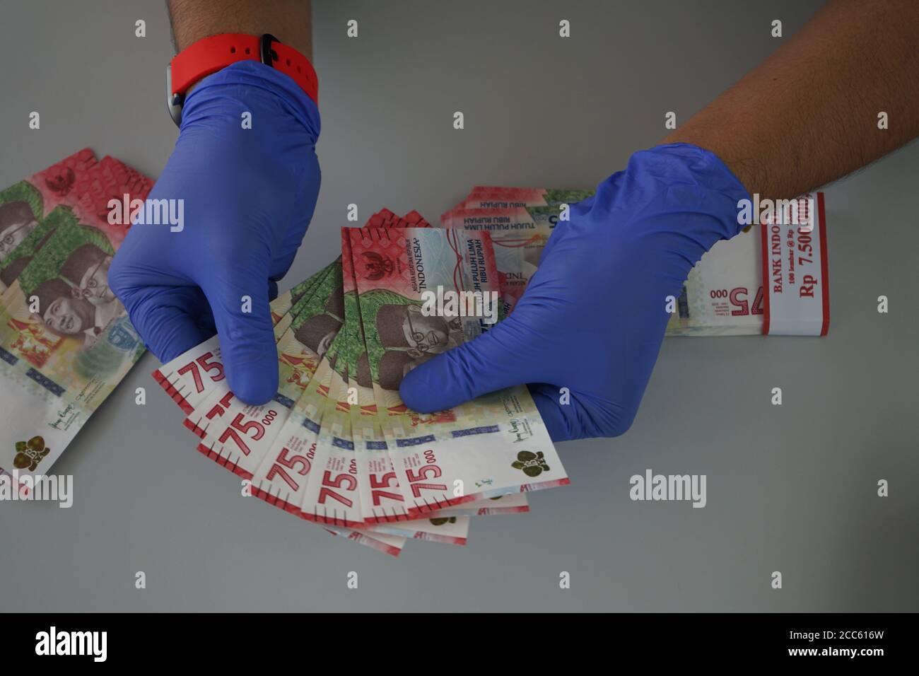 Makassar Indonesia 18th Aug A Bank Officer Is Showing The New 75 000 Rupiah Banknotes Issued By The Indonesian Government The New Money Was Issued In Commemoration Of The 75th Indonesian Independence
