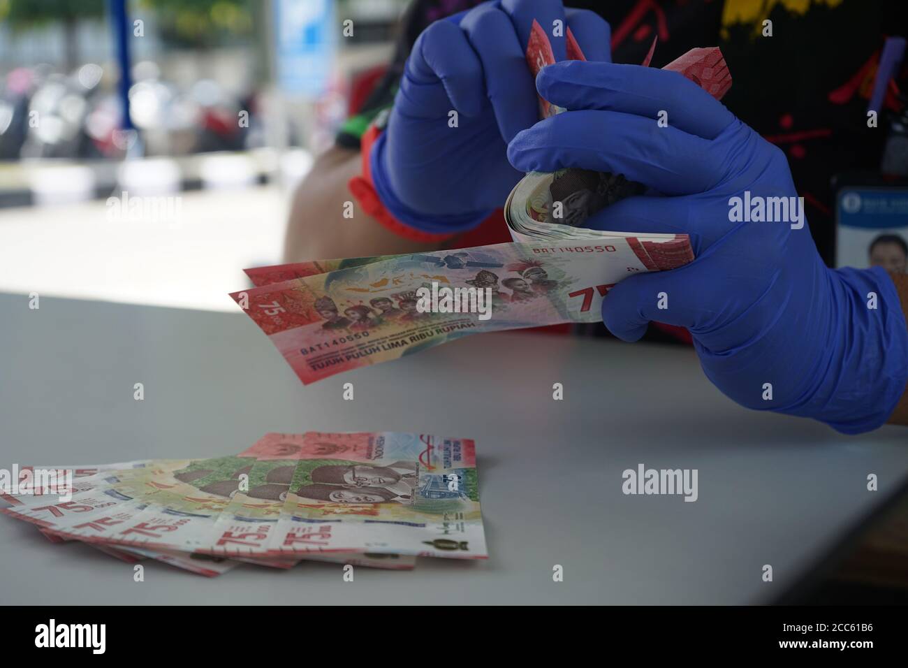 Makassar Indonesia 18th Aug A Bank Officer Is Counting The New 75 000 Rupiah Banknotes Issued By The Indonesian Government The New Money Was Issued In Commemoration Of The 75th Indonesian Independence