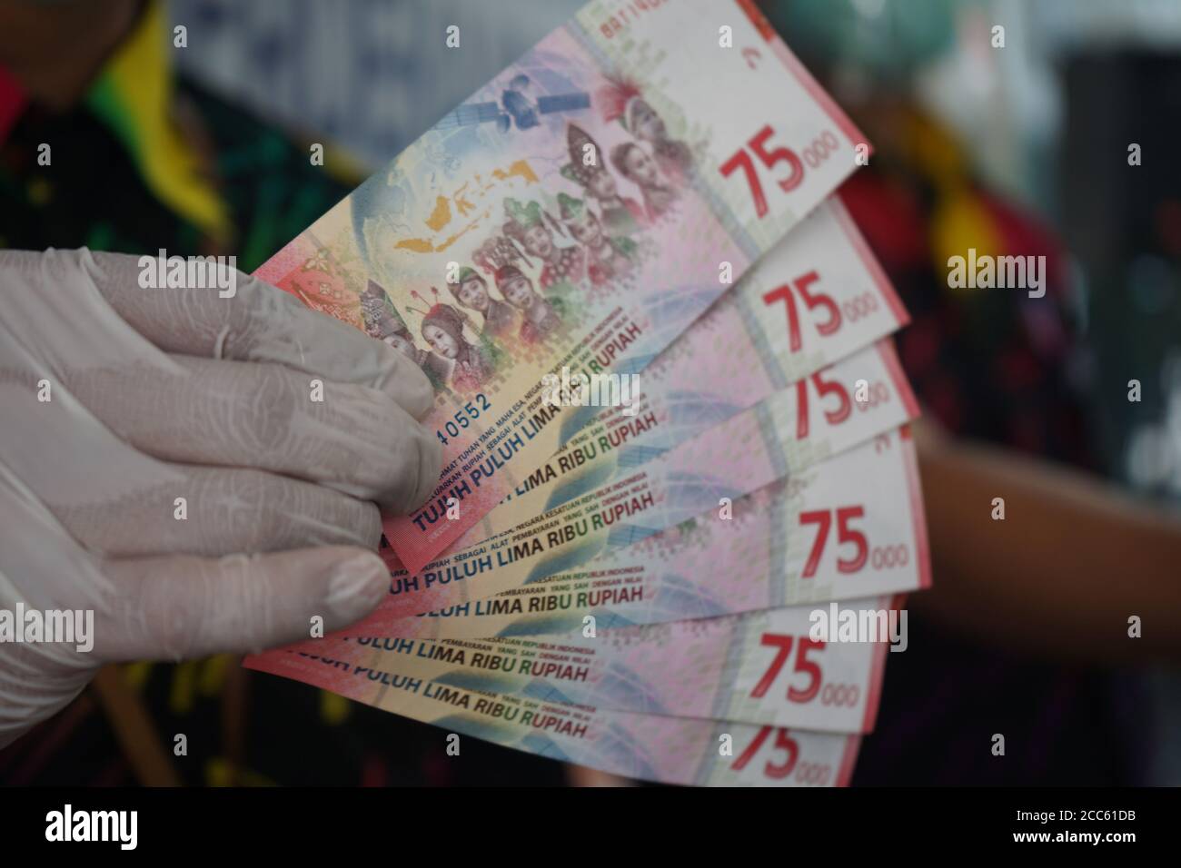 Makassar Indonesia 18th Aug A Bank Officer Is Showing The New 75 000 Rupiah Banknotes Issued By The Indonesian Government The New Money Was Issued In Commemoration Of The 75th Indonesian Independence