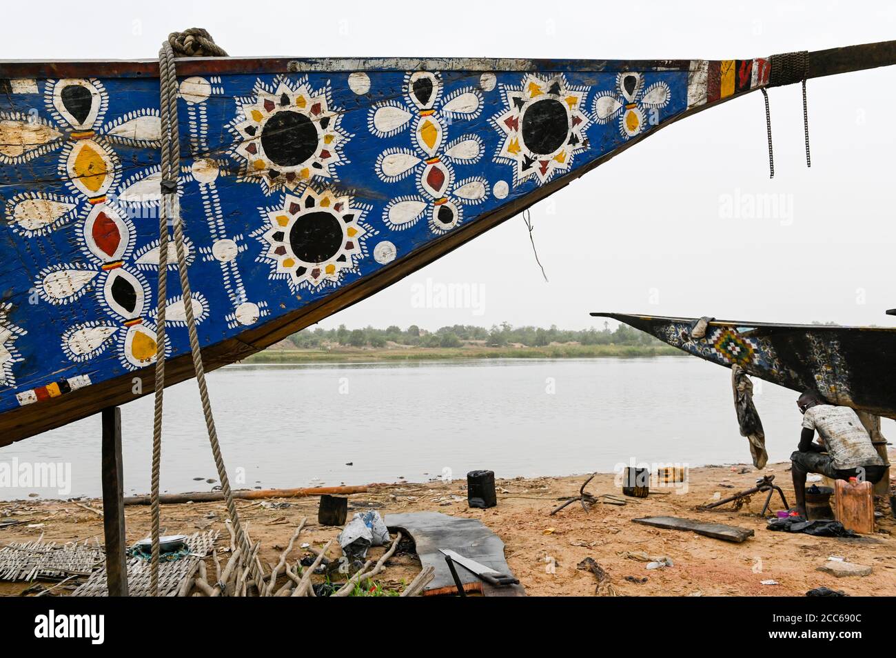 MALI, Kayes, Sengegal river,  boat building of  wooden Pinasse boats at river bank / Senegal Fluss, Bootsbau, Pinasse, Piroge aus Holz mit Bemalung Stock Photo